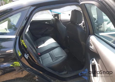 2018 Ford Focus Titanium z USA, uszkodzony, nr VIN 1FADP3J22JL220986